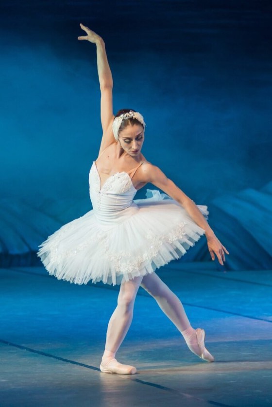 Balerina spicc-cipőben, kinyújtott karokkal